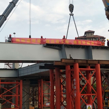 新店外环路西段道路工程B12-B13首段钢箱梁正式吊装！